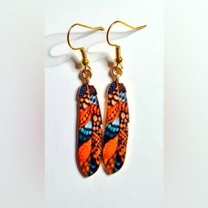 NWT - Feather Design Single Sided gold colored back dangle metal earrings set
